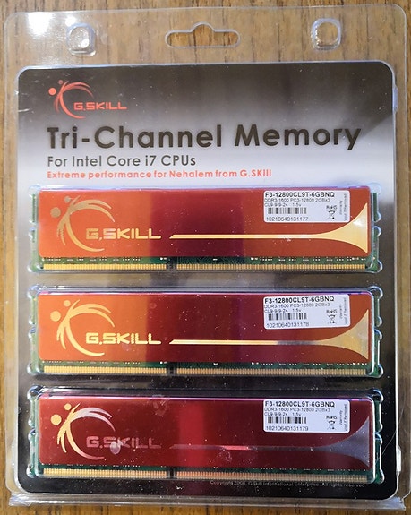 Pöytäkoneen DDR2 ja DDR3 muisteja, tehdaspakkauksessa