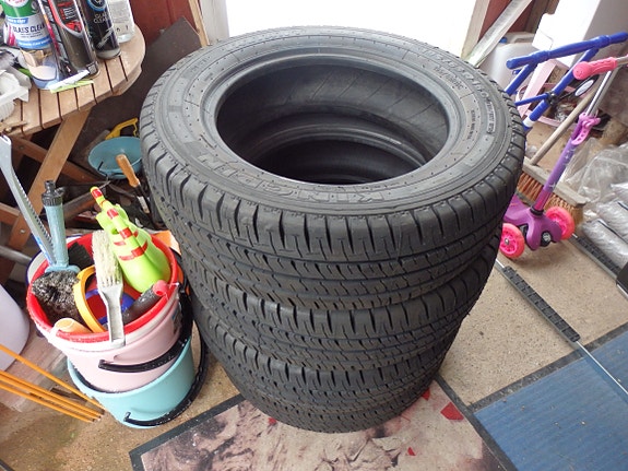 Ajamattomat pinnoitetut 195/65R16C 104T kesärenkaat rahteineen