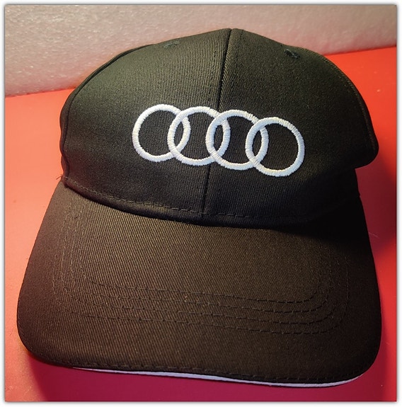 Uusi musta Audi lippalakki