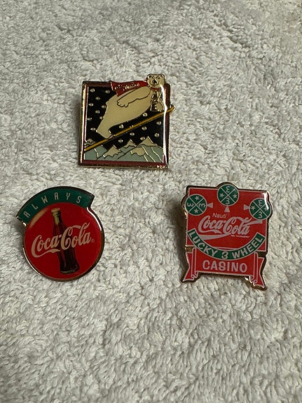 Coca Cola -pinssit 3kpl