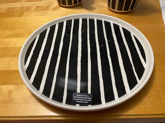 Piccolo musta-valkoinen lautanen 20cm, 14€/lautanen Marimekko