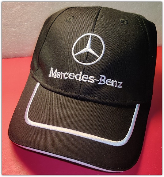 Uusi musta Mercedes lippalakki, brodeeratut tekstuurit