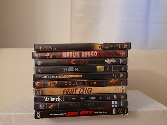 DVD elokuvia (movie/bonus features)