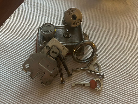 Vanha Abloy lukkopesä avaimilla
