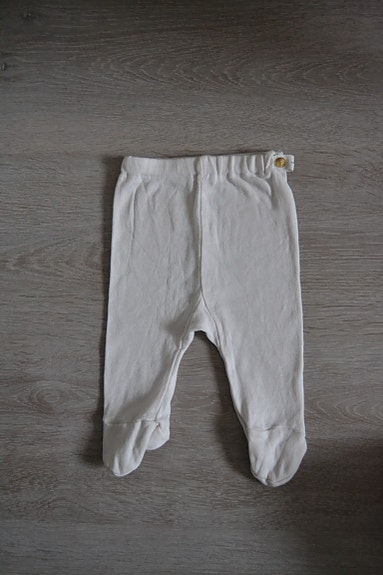 Luonnonvalkoiset puolipotkuhousut koko 50cm