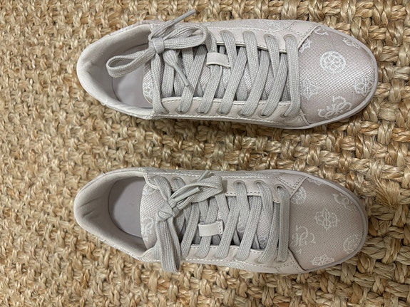 Guess lenkkarit koko 36