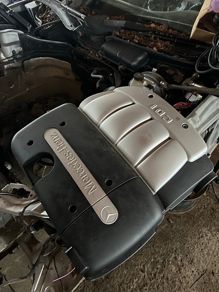 MB W210 200CDI moottorin muovipeite