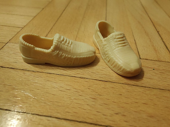 Vintage Ken -nuken kengät ja puhelin