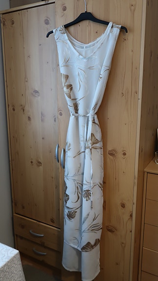 Valkoinen mekko