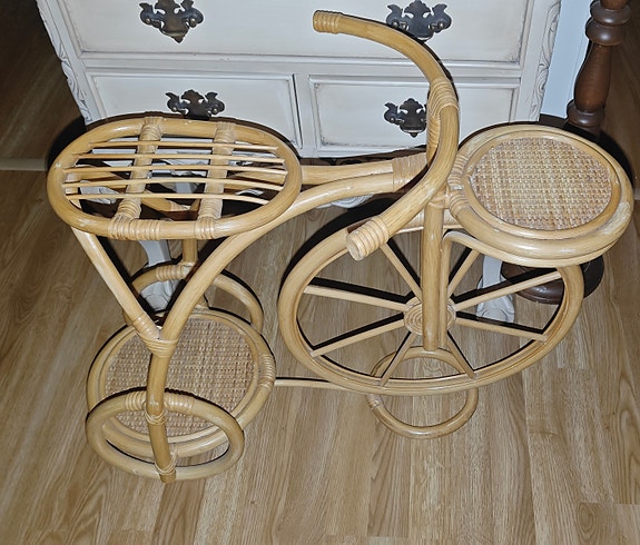 Vintage rottinkinen kukkateline