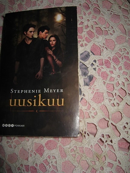 STEPHENIE MEYER: uusikuu