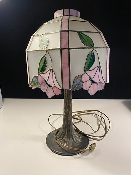Tiffany-tyylinen pöytälamppu