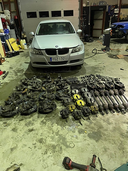 VARAOSIA LAAJASTI BMW