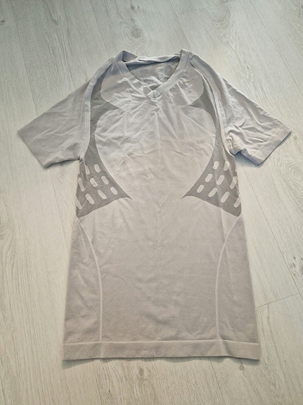 Nike, hopean värinen tekninen t-paita, koko XS
