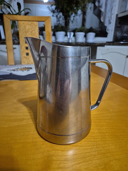Teräksinen mittakannu