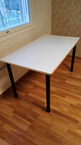 Valkoinen työpöytä