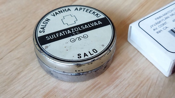 Vanha apteekki peltirasia "sulfatiazol salvaa"
