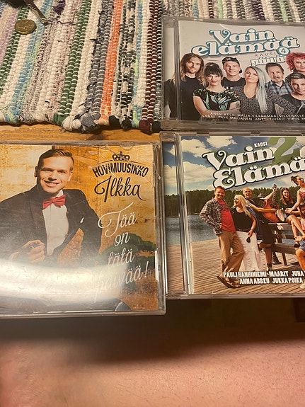 CD-levyjä (lista kuvauksessa)