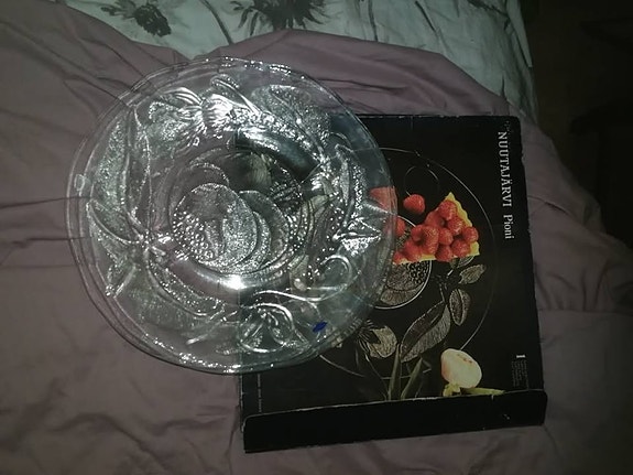 Nuutajärvi Kastehelmi ja Pioni kakkulautaset