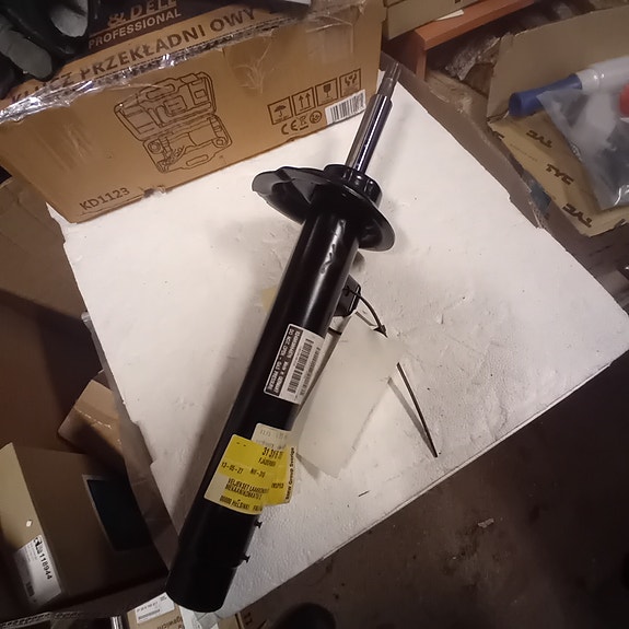 BMW Z4  E85 E86 uusi alkuperäinen etuiskunvaimennin 31316785990