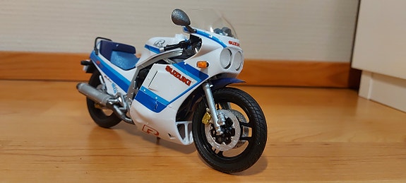 Suzuki GSX 750 R pienoismalli moottoripyörä