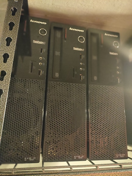Lenovo ThinkCentre Tietokoneita i3, yksi jäljellä