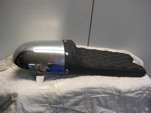 Cafe racer tyyppinen istuinpenkki