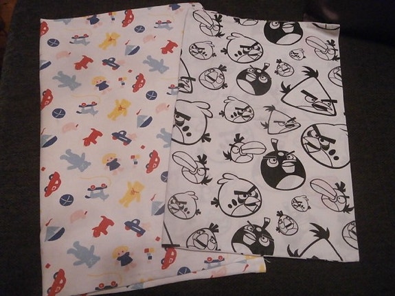 Tyynynpäällinen 24. 2 kpl vuodetyynynpäällisiä, angry birds ym
