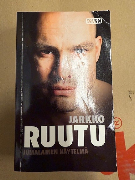 Jarkko Ruutu: Jumalainen näytelmä +Bonus
