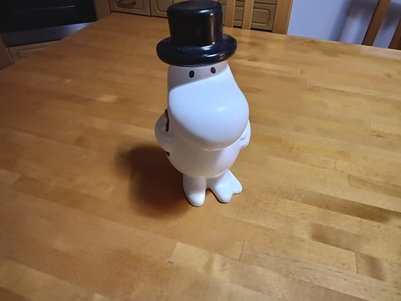 Muumipappa figuuri posliinia korkeus 17 cm tarrat löytyy