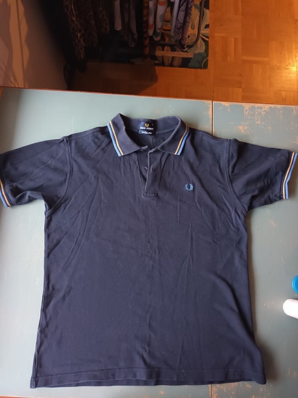 Fred Perry tummasininen polo