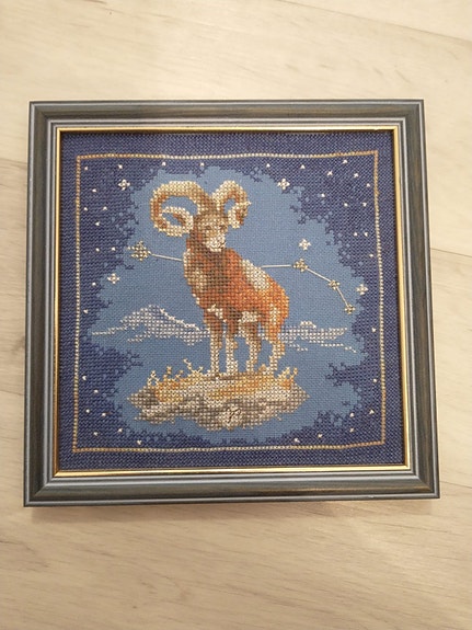 Oinas kehystetty ristipistotyö