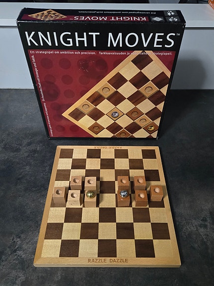 Knight Moves peli (Family Games America)