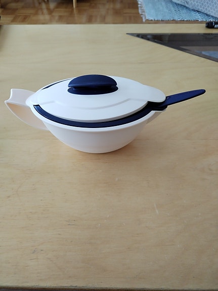 Tupperware kastikekulho ja kauha.