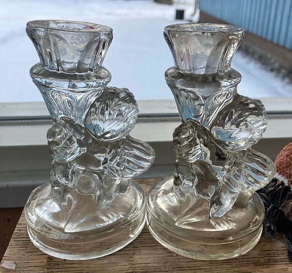 Vanha enkeli kynttilänjalka, lasia. 2 kpl. Hki