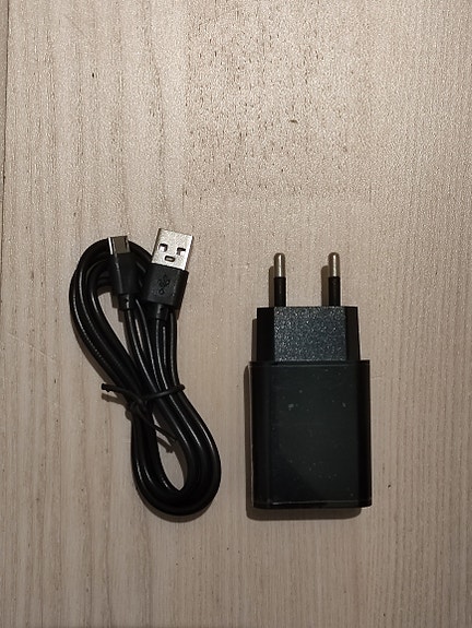 Puhelimen laturi ja microUSB piuha