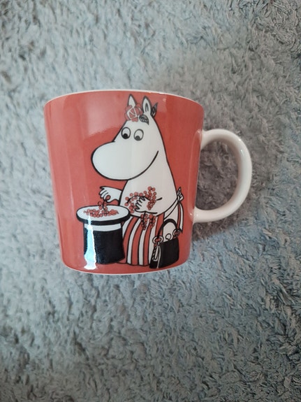 Muumi muki muumimamma punainen. Kruunuleima