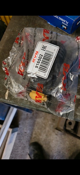 Mitsubishi Carisma iskarin suojakumi