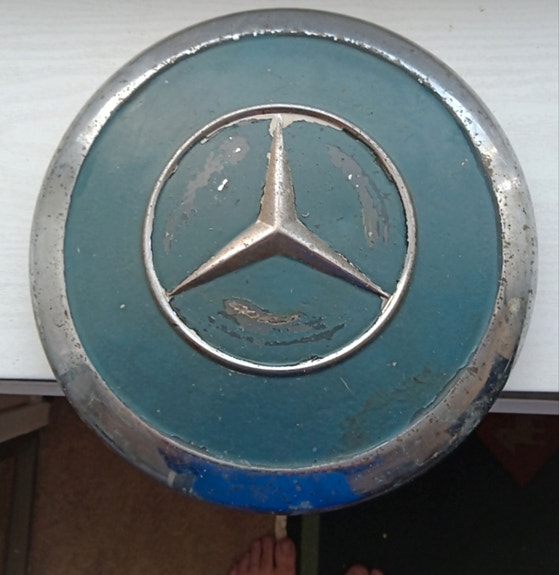 Mercedes Benz pölykapseli, (60-luku), pelti.
