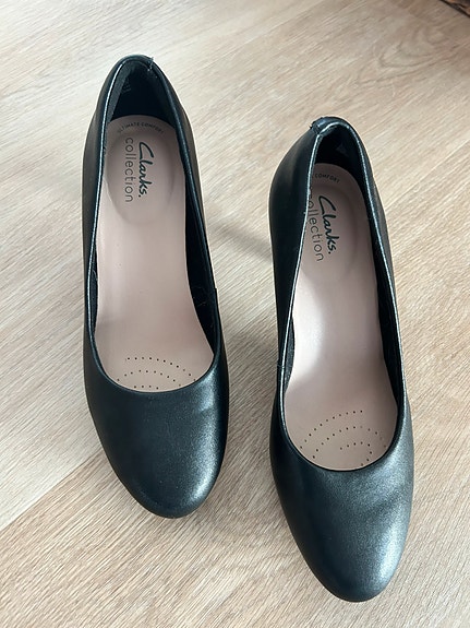 Mustat Clarks avokkaat koko 38