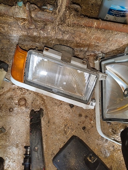 Volvo 440 etuvalo ja vilkku (oikea)