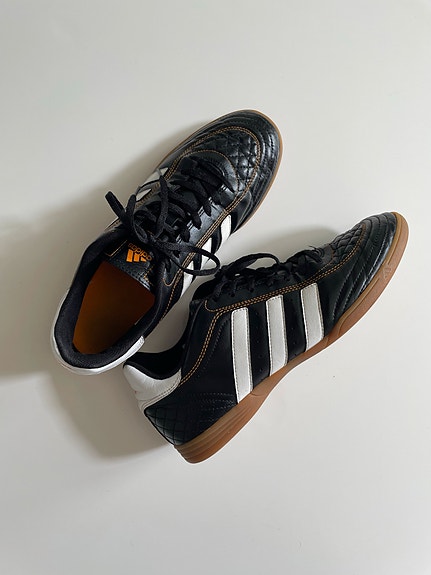 Adidas mustat tennarit nahkaa 43