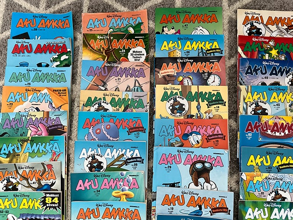 Iso läjä Aku ankkoja +taskukirja