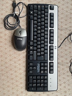 HP näppäimistö + DELL hiiri (langallinen)