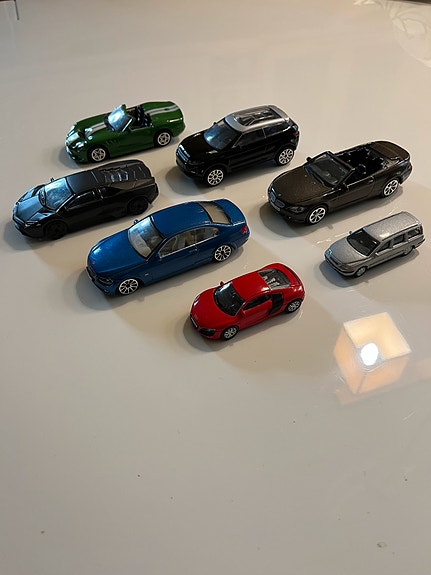 Leikki/pienoismalli autot.