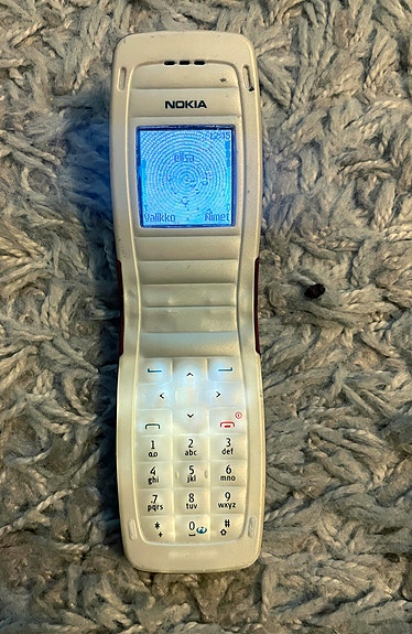 Nokia 2650 simpukkapuhelin.