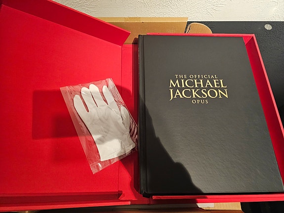 The Official Michael Jackson Opus kirja
