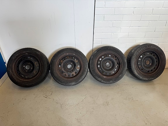 Nissan 15" Peltivanteet + 185 / 65 / 15 Kesärenkaat (122)