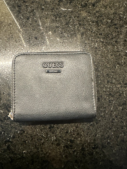 Guess lompakko