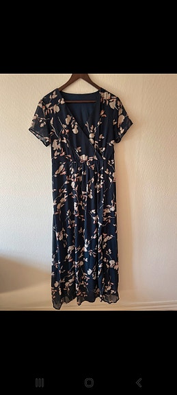 Myydään kerran käytetty mekko koko XL